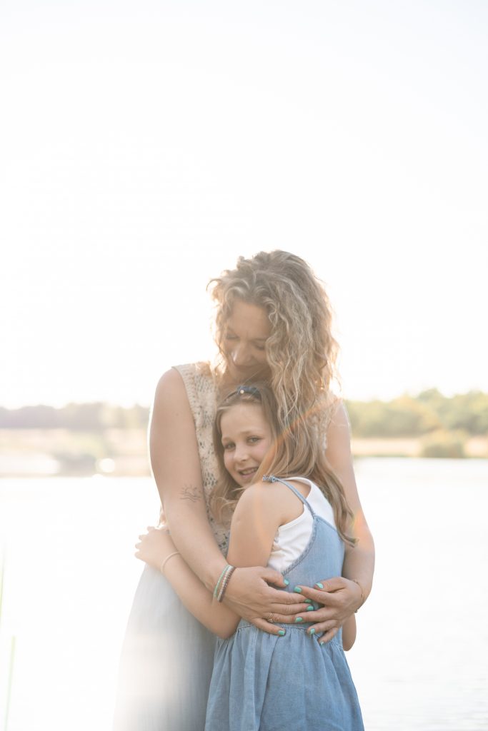 calin entre une maman et sa fille