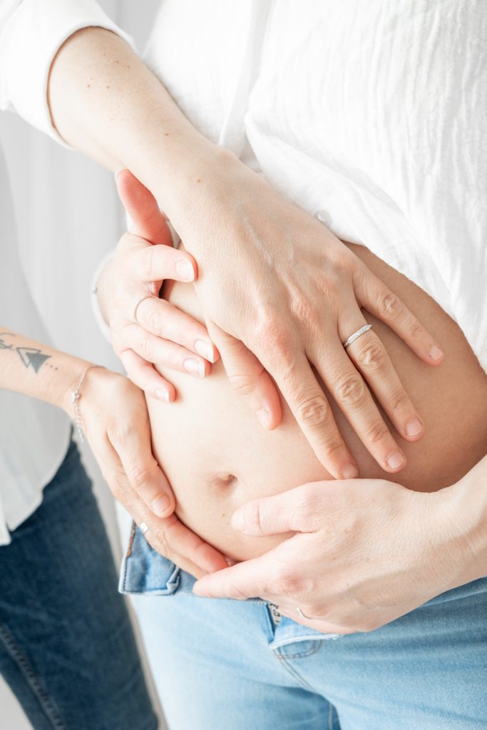ventre rond, mains de maman